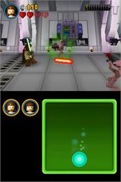 In game image of Lego Star Wars - La Saga Complète on the Nintendo DS.